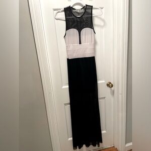 Small Black and White Sleeveless Mesh Dress